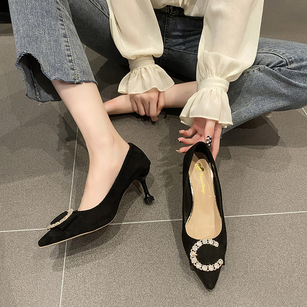 Γυναικεία οικολογικά σουέτ παπούτσια με μεταλλική αγκράφα