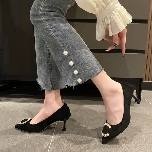 Γυναικεία οικολογικά σουέτ παπούτσια με μεταλλική αγκράφα