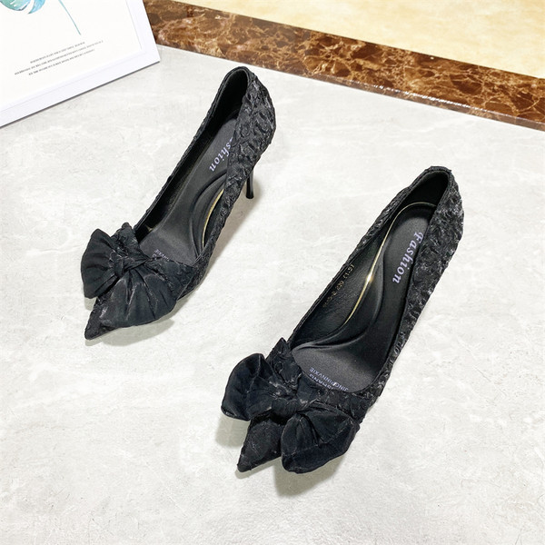 Ženske cipele s trakom i visokim petama u crnoj i bež boji