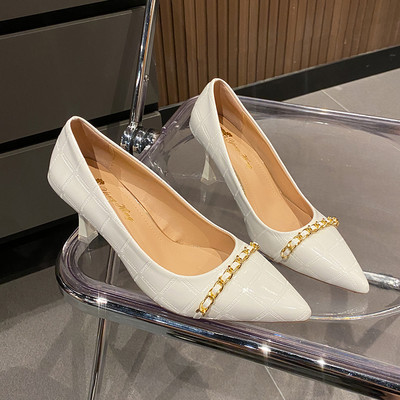 Model ascutit de pantofi de dama din piele ecologica cu lant metalic