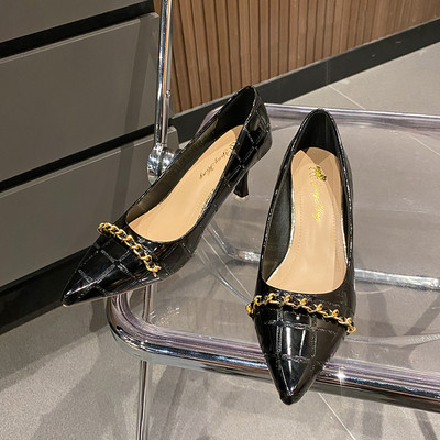 Model ascutit de pantofi de dama din piele ecologica cu lant metalic