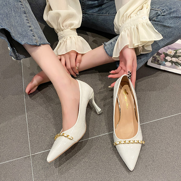 Model ascutit de pantofi de dama din piele ecologica cu lant metalic