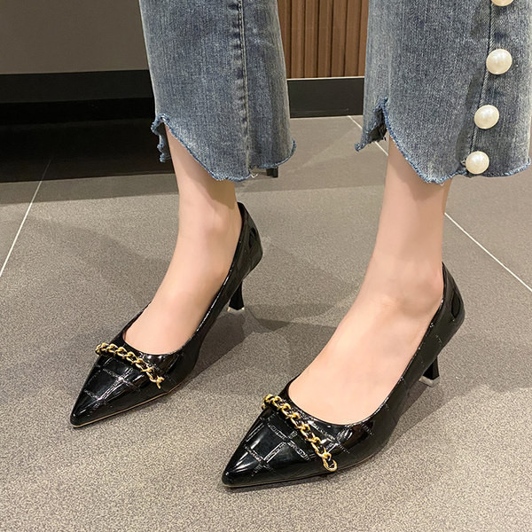 Model ascutit de pantofi de dama din piele ecologica cu lant metalic