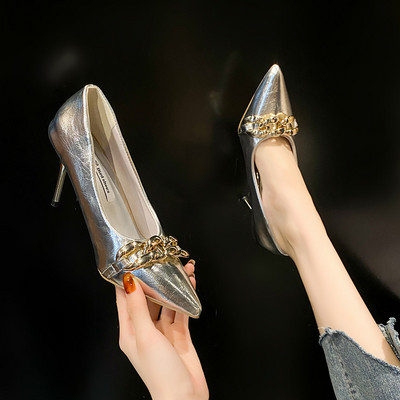 Γυναικεία παπούτσια από λουστρίνι με μεταλλική αλυσίδα
