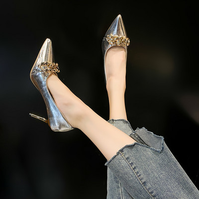 Γυναικεία παπούτσια από λουστρίνι με μεταλλική αλυσίδα