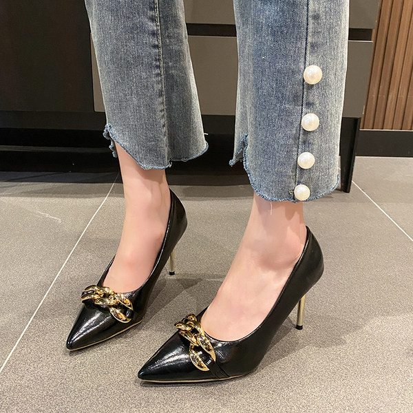 Γυναικεία παπούτσια από λουστρίνι με μεταλλική αλυσίδα