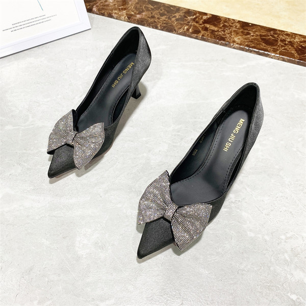 Γυναικεία σατέν παπούτσια με κορδέλα και λεπτό τακούνι