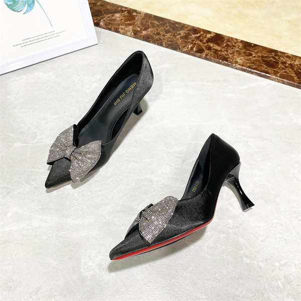 Γυναικεία σατέν παπούτσια με κορδέλα και λεπτό τακούνι