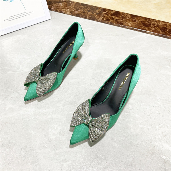 Γυναικεία σατέν παπούτσια με κορδέλα και λεπτό τακούνι