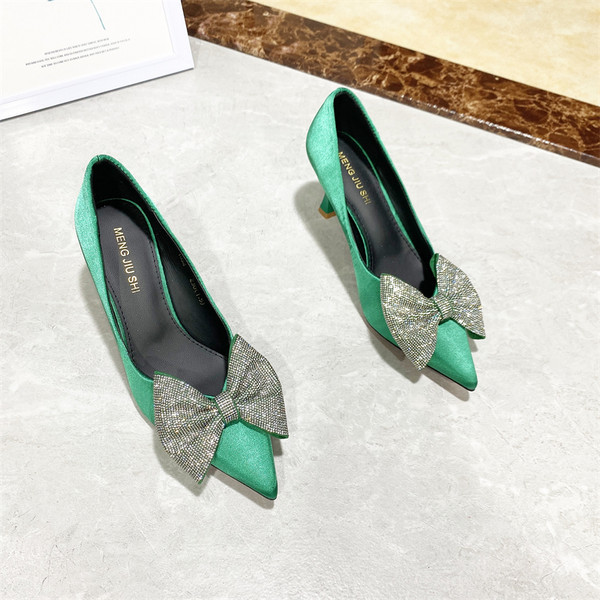 Γυναικεία σατέν παπούτσια με κορδέλα και λεπτό τακούνι