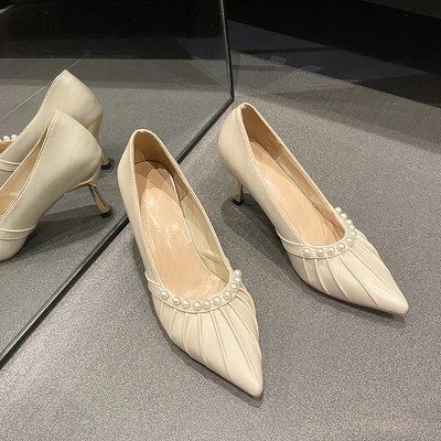 Γυναικεία παπούτσια από οικολογικό δέρμα με διακόσμηση από πέρλες