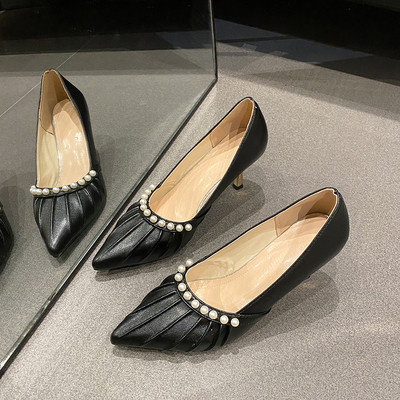 Γυναικεία παπούτσια από οικολογικό δέρμα με διακόσμηση από πέρλες