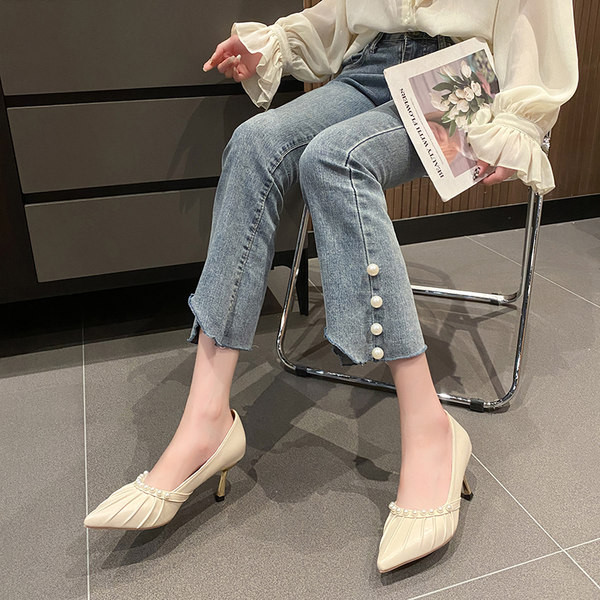 Γυναικεία παπούτσια από οικολογικό δέρμα με διακόσμηση από πέρλες