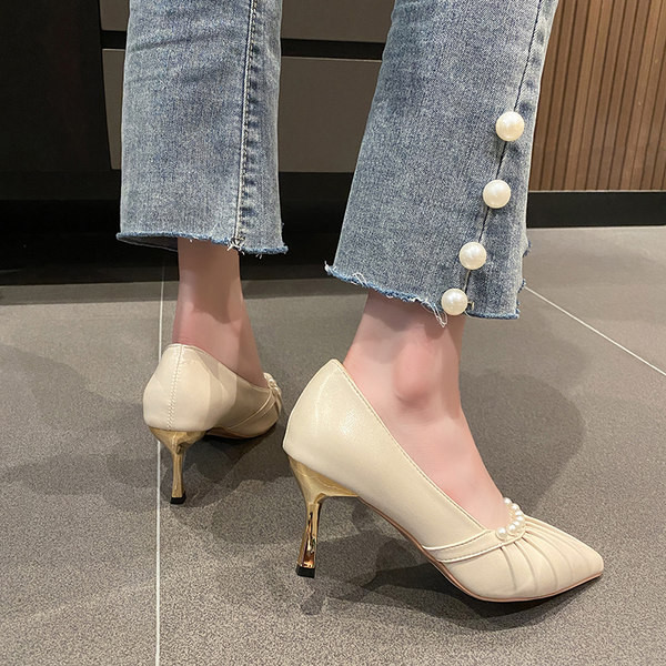 Γυναικεία παπούτσια από οικολογικό δέρμα με διακόσμηση από πέρλες