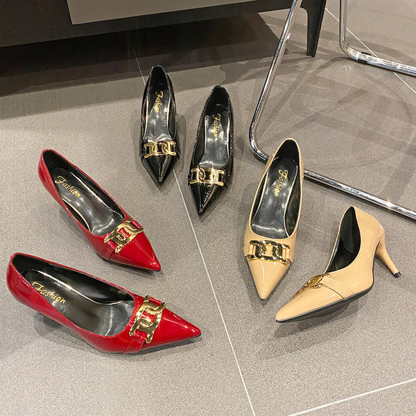 Γυναικεία παπούτσια από οικολογικό δέρμα με μεταλλικό στοιχείο