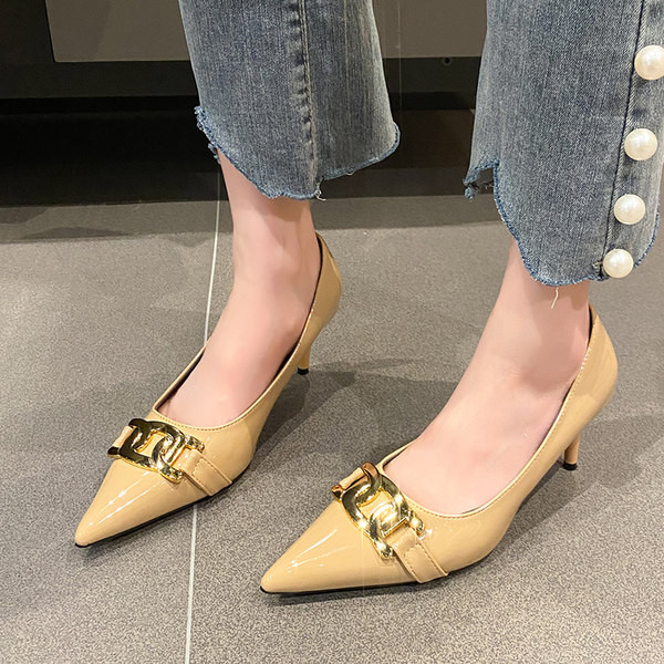 Γυναικεία παπούτσια από οικολογικό δέρμα με μεταλλικό στοιχείο