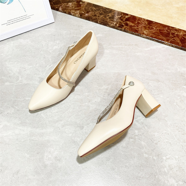 Γυναικεία έκο δερμάτινα παπούτσια με μεταλλική διακόσμηση και χοντρό τακούνι