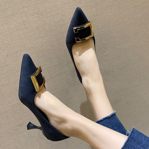 Γυναικεία μυτερά παπούτσια με αγκράφα και τακούνι 6,5 εκ