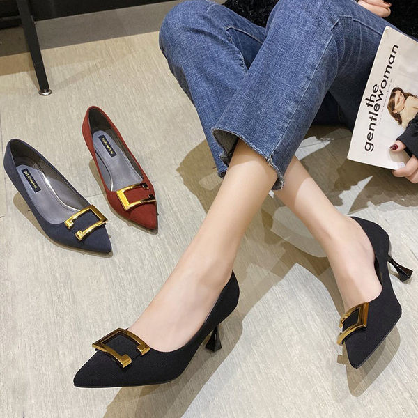 Γυναικεία μυτερά παπούτσια με αγκράφα και τακούνι 6,5 εκ