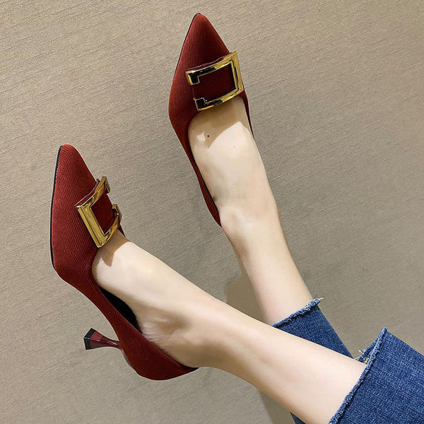 Γυναικεία μυτερά παπούτσια με αγκράφα και τακούνι 6,5 εκ