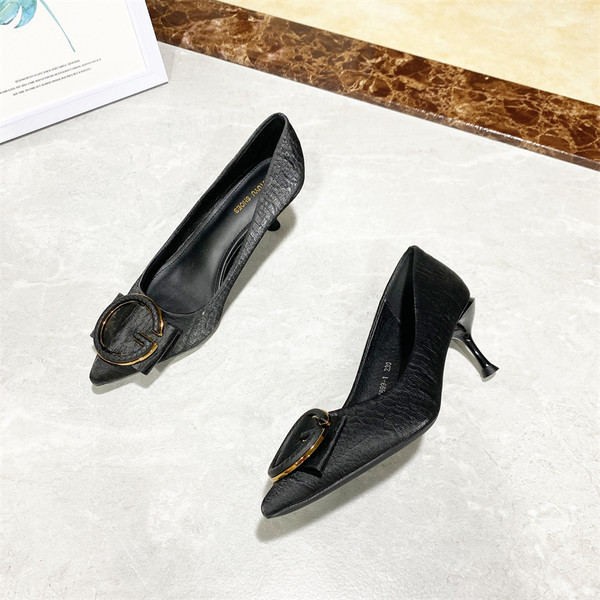 Γυναικεία παπούτσια με μεταλλική διακόσμηση - μυτερό μοντέλο από faux δέρμα