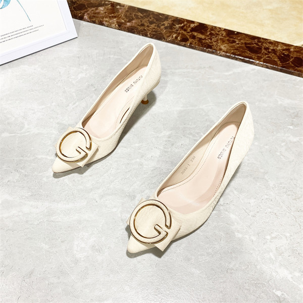 Γυναικεία παπούτσια με μεταλλική διακόσμηση - μυτερό μοντέλο από faux δέρμα