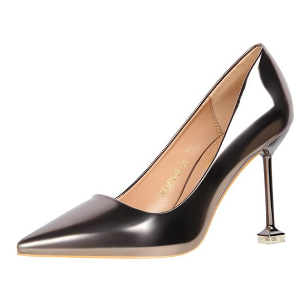 Μοντέρνα μυτερά παπούτσια με λεπτό ψηλό τακούνι 9,5 εκ