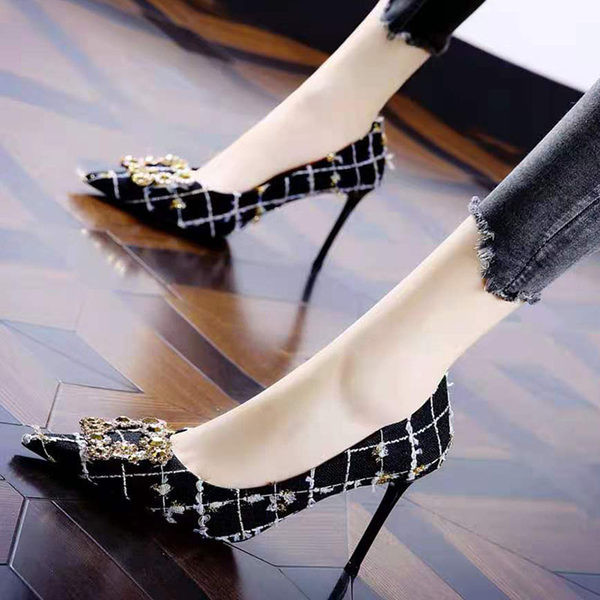 Μοντέρνα γυναικεία παπούτσια με αγκράφα και λεπτό τακούνι