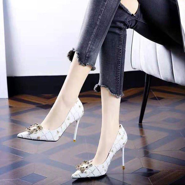 Μοντέρνα γυναικεία παπούτσια με αγκράφα και λεπτό τακούνι