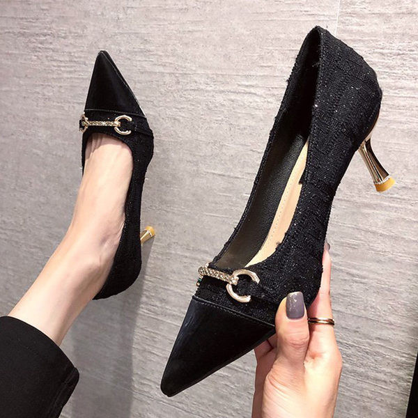 Pantofi de dama ascutiti cu decor metalic