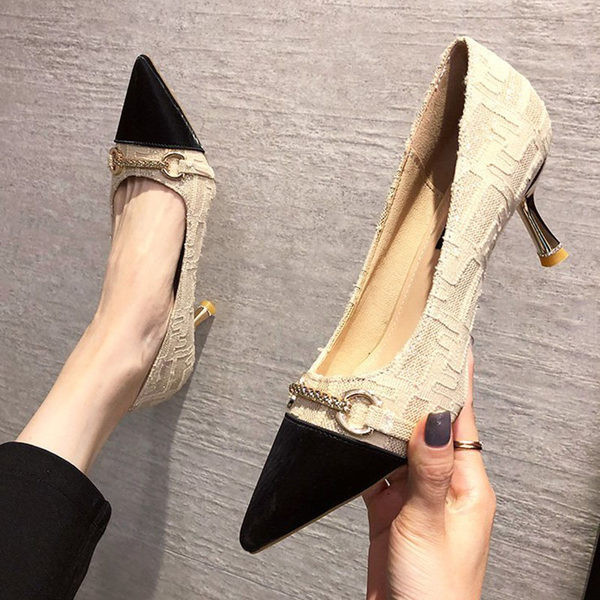 Pantofi de dama ascutiti cu decor metalic