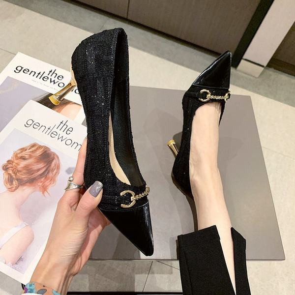 Pantofi de dama ascutiti cu decor metalic