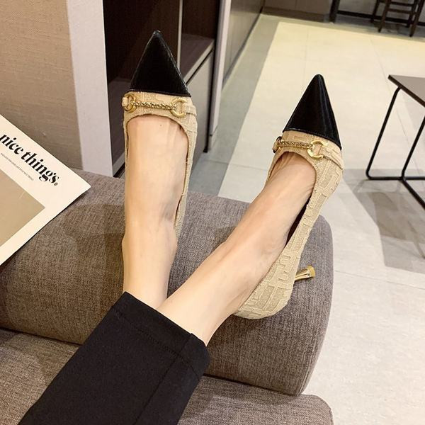 Pantofi de dama ascutiti cu decor metalic