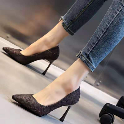 Νέο μοντέλο παπουτσιών με λεπτές γόβες