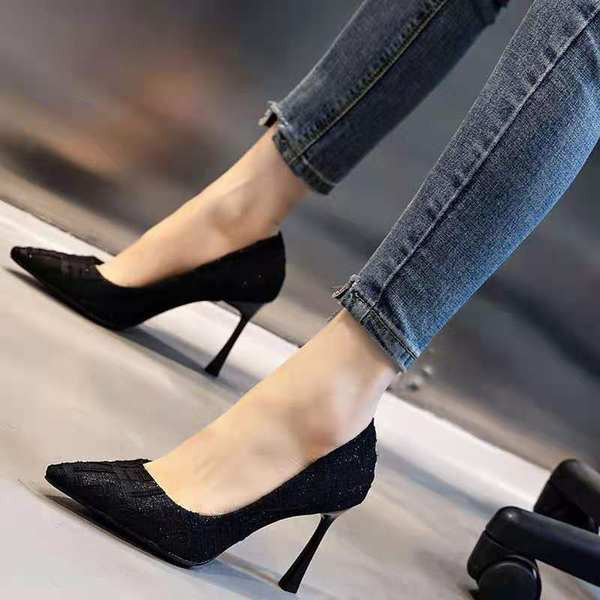 Νέο μοντέλο παπουτσιών με λεπτές γόβες