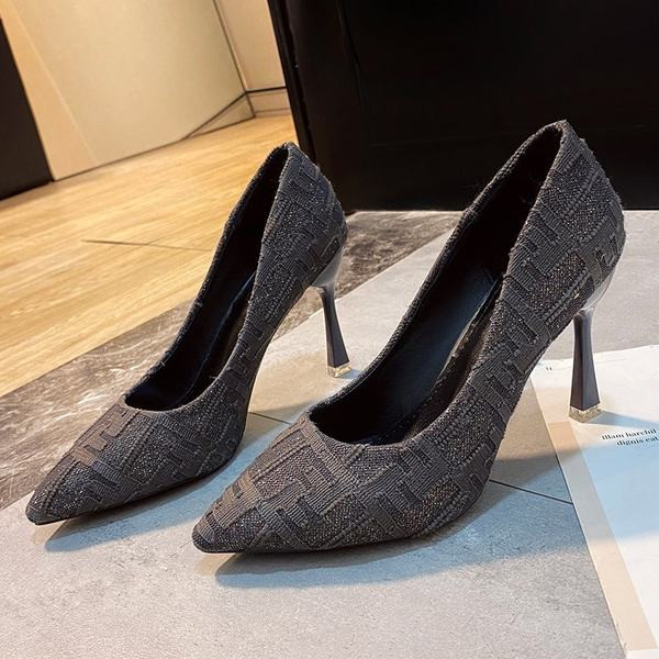 Νέο μοντέλο παπουτσιών με λεπτές γόβες