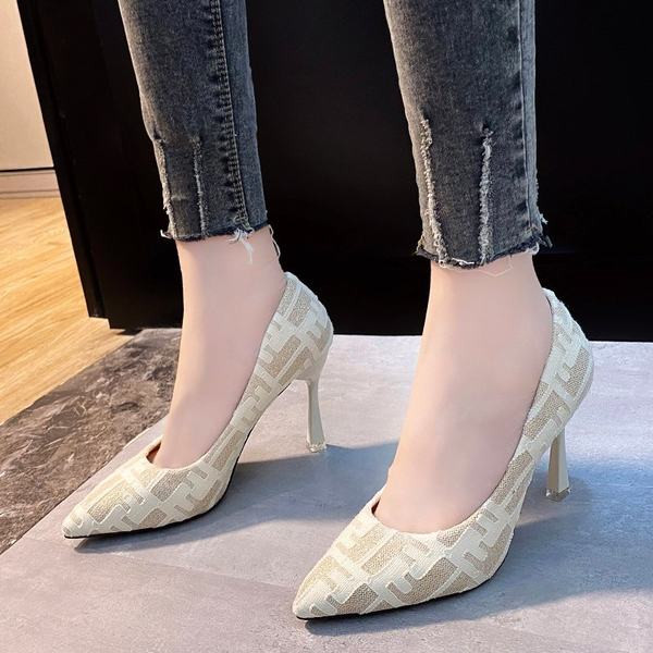 Νέο μοντέλο παπουτσιών με λεπτές γόβες