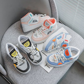 Μοντέρνα  παιδικά αθλητικά παπούτσια με επίπεδη σόλα και επιγραφή