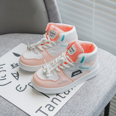 Μοντέρνα  παιδικά αθλητικά παπούτσια με επίπεδη σόλα και επιγραφή