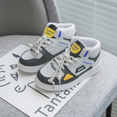 Μοντέρνα  παιδικά αθλητικά παπούτσια με επίπεδη σόλα και επιγραφή