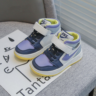 Μοντέρνα  παιδικά αθλητικά παπούτσια με επίπεδη σόλα και επιγραφή