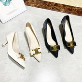 Γυναικεία έκο δερμάτινα παπούτσια με μεταλλική διακόσμηση σε άσπρο και μαύρο χρώμα