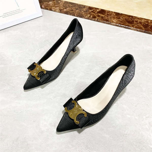 Γυναικεία έκο δερμάτινα παπούτσια με μεταλλική διακόσμηση σε άσπρο και μαύρο χρώμα 