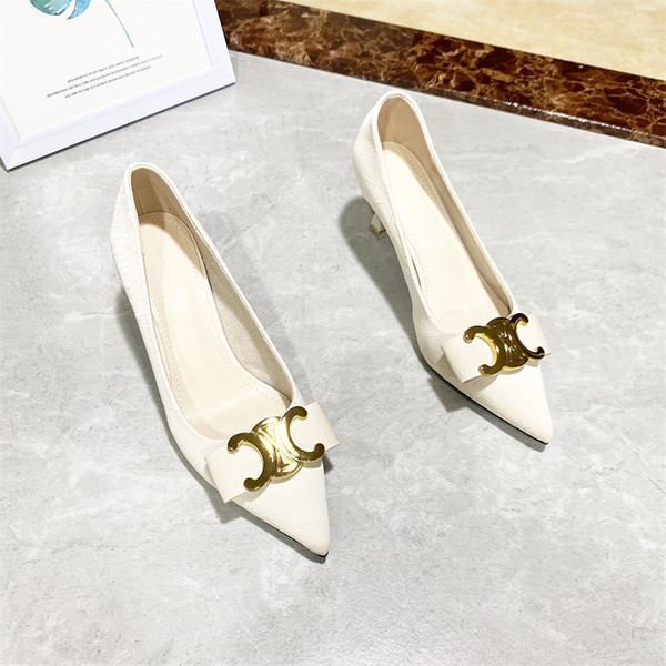 Γυναικεία έκο δερμάτινα παπούτσια με μεταλλική διακόσμηση σε άσπρο και μαύρο χρώμα 