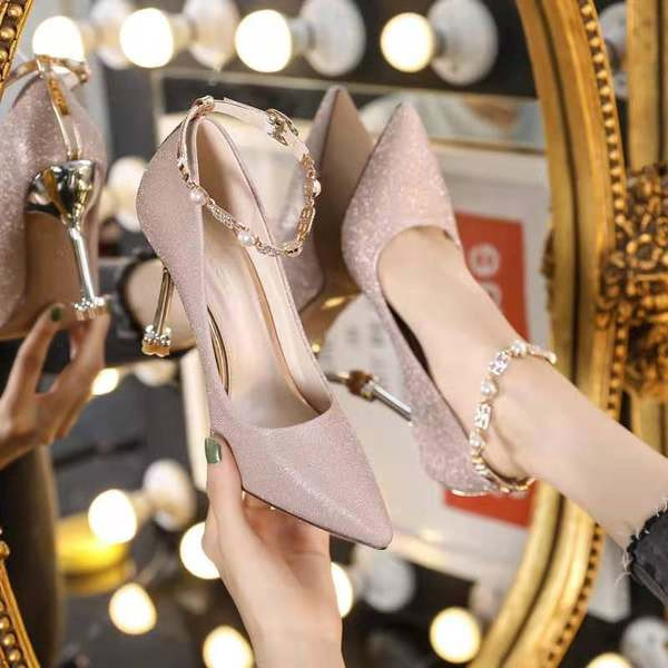 Γυναικεία γυαλιστερά παπούτσια - μυτερό μοντέλο