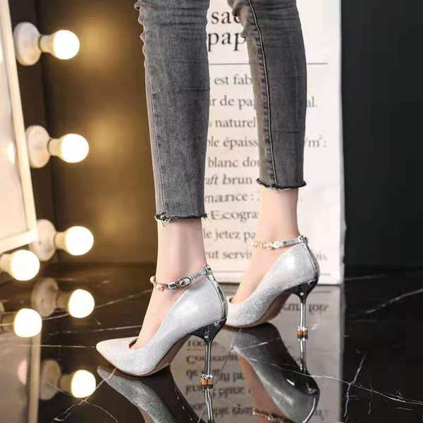 Γυναικεία γυαλιστερά παπούτσια - μυτερό μοντέλο