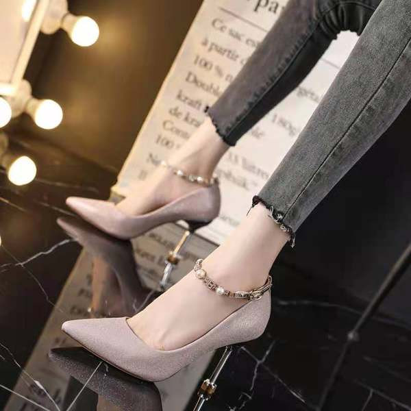 Γυναικεία γυαλιστερά παπούτσια - μυτερό μοντέλο