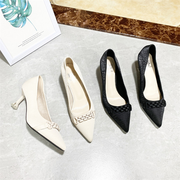 Γυναικεία παπούτσια με λεπτές γόβες - μυτερό μοντέλο δύο χρωμάτων