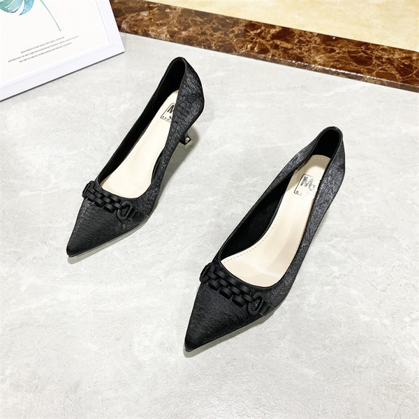 Γυναικεία παπούτσια με λεπτές γόβες - μυτερό μοντέλο δύο χρωμάτων