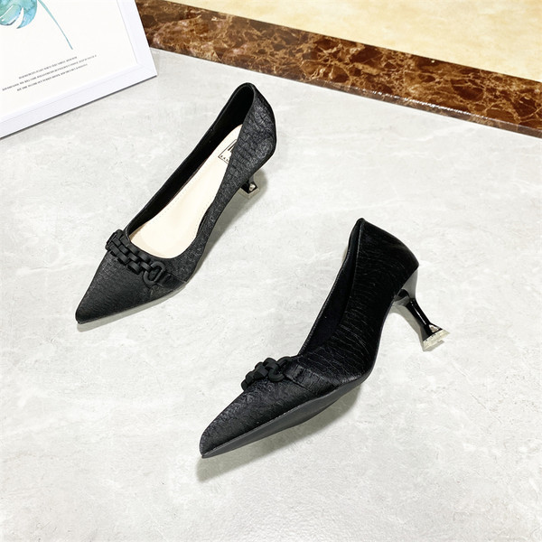 Γυναικεία παπούτσια με λεπτές γόβες - μυτερό μοντέλο δύο χρωμάτων